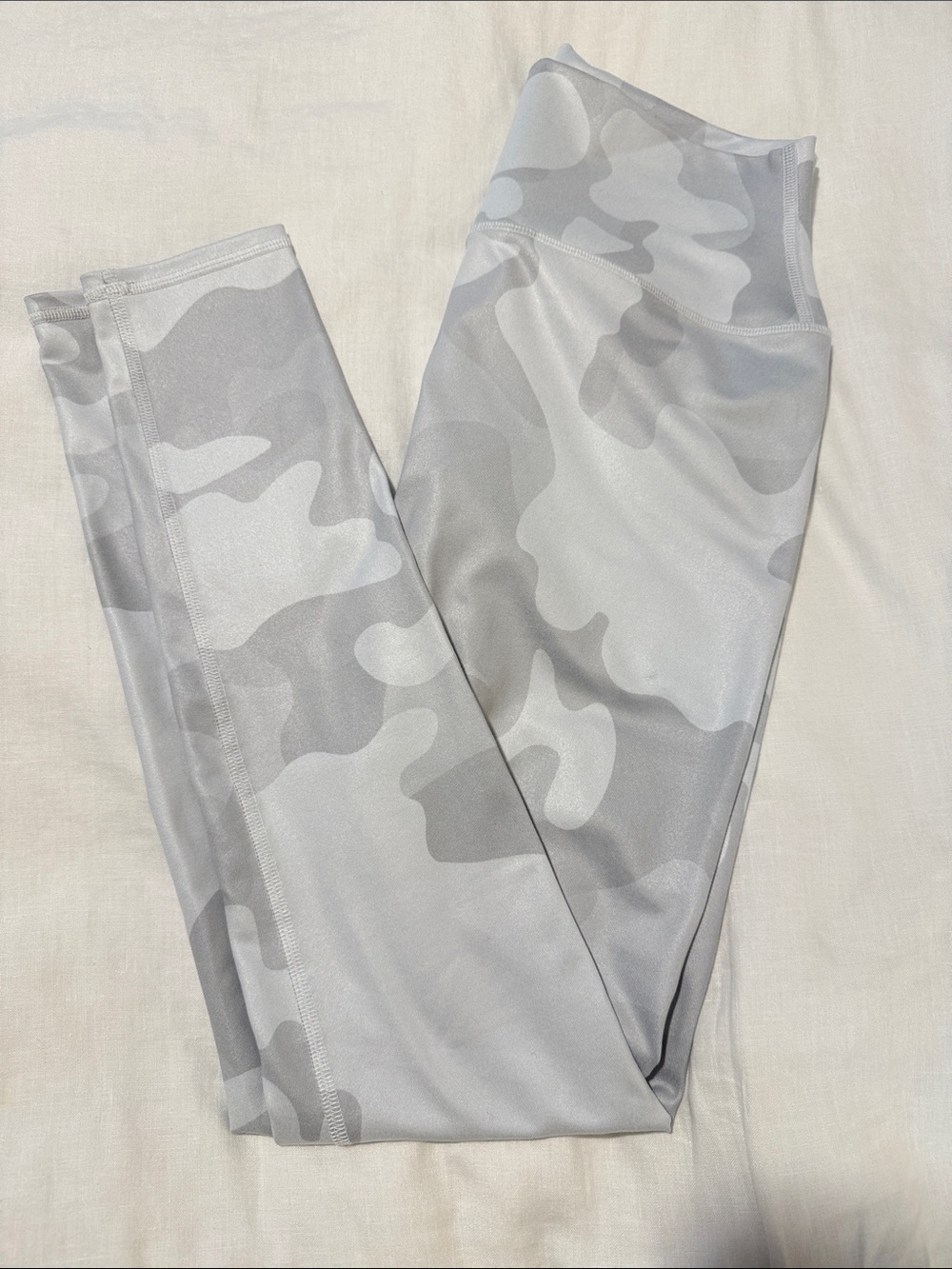 17. ALO vapor HR White Camo Leggings sz M